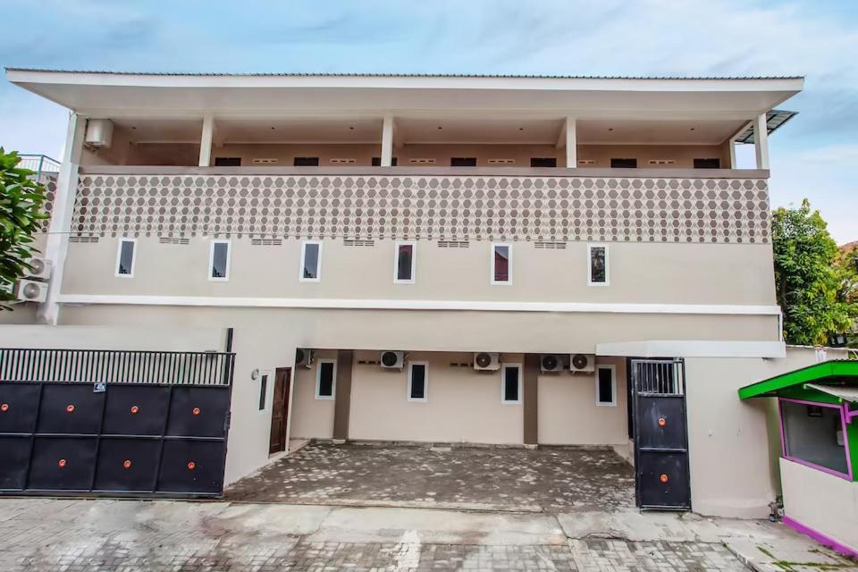 Yutaka Inn Dukuh Kupang Surabaya Exterior photo